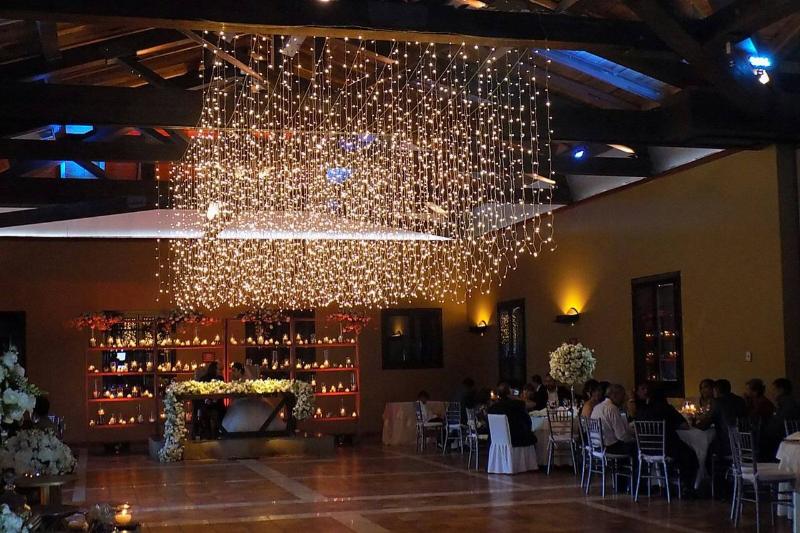 Cascada de luces sobre el salón y muros bañados en ámbar