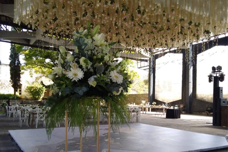 Flores blancas colgadas sobre la pista y un centro alto de lirios